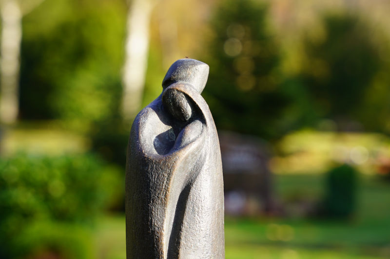 Tröstende Umarmung, Skulptur auf dem Trittauer Friedhof - Kirchengemeinde Trittau