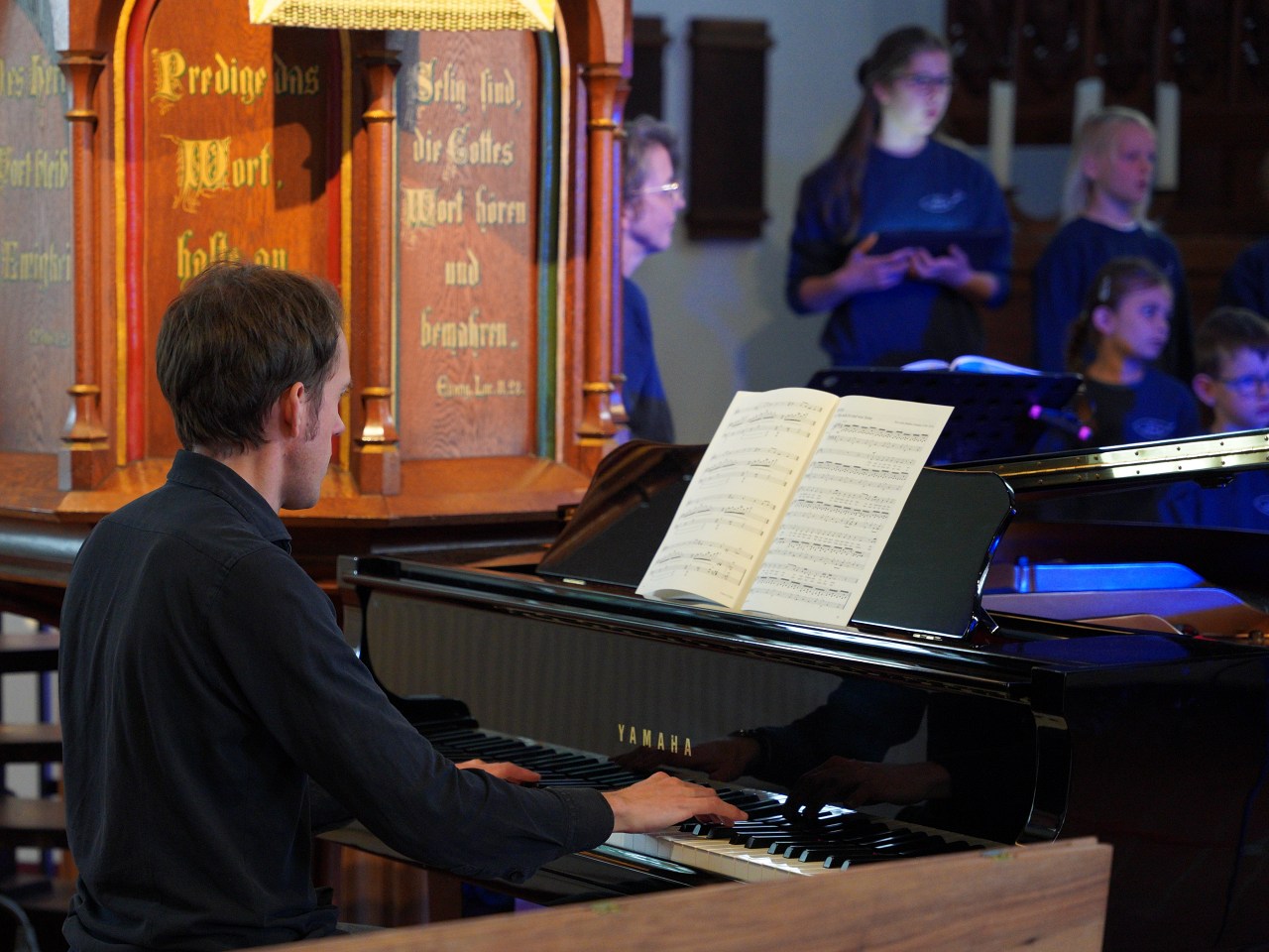 Daniel Stickan, Komponist der WASSERMUSIK, sorgt für berührende, intensive Klangwelten an Flügel, Clavichord und Orgel.
Foto©Katrin Balters