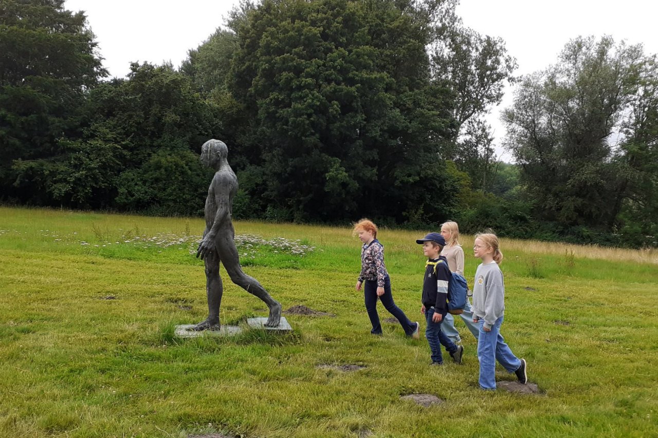 Im Skulpturenpark Schloss Gottorf - "Schreitender" und Schreitende.