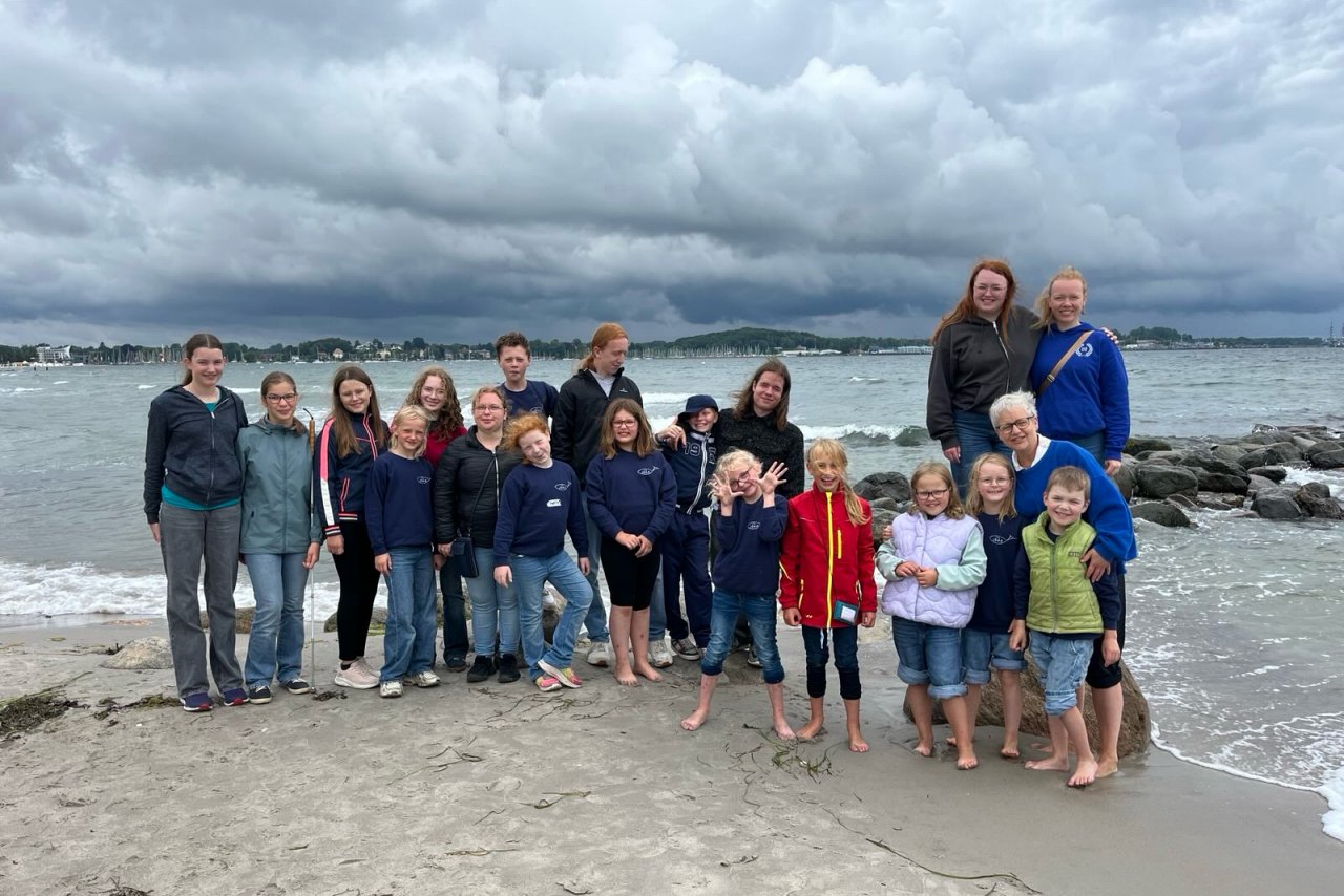 JONA Kinder- und Jugendchor auf der Rückfahrt ihrer Chorreise nach Schleswig, am Südstrand von Eckernförde - Juli 2025
Foto © Barbara Fischer
